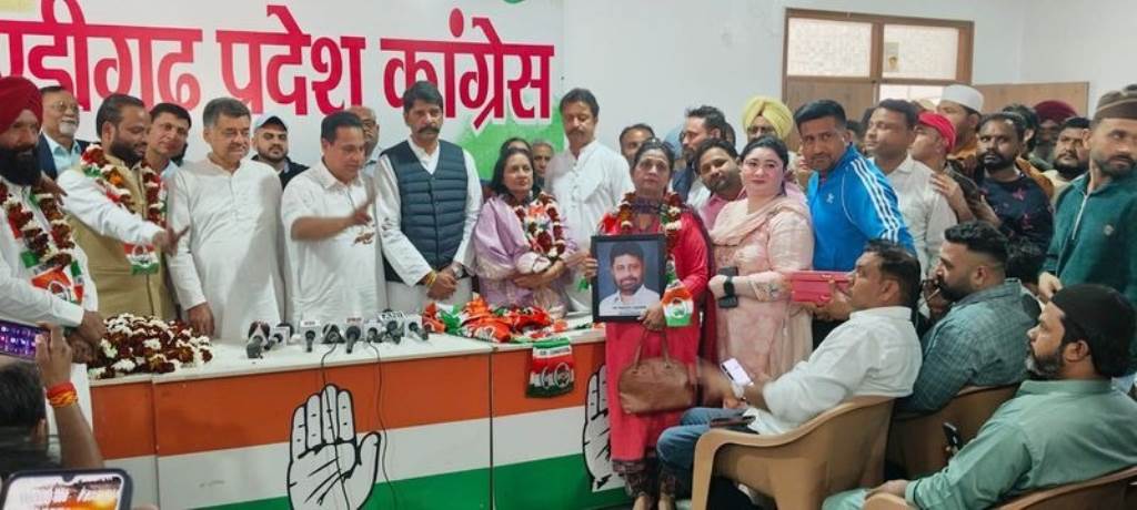 A big setback for Aam Aadmi Party in Chandigarh Councilor Premlata and Ritu Chhabra join Congress